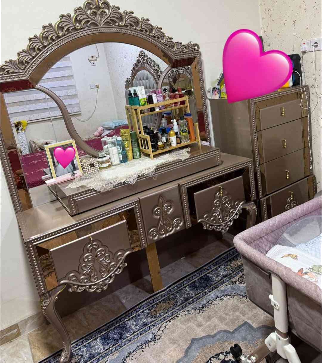 غرفة نوم تركيه ملكيه شغل تكمه  ماخذتها من كركوك من سحر للاثاث للبيع مابيها اي عيب ولا اي كسر ونظيفه كلش وبعد بيها مرايه طويله وطابوريه طويله يم السرير نفس قماش راس السرير بسبب ضيق المكان ممتواجدين للاستفسار اتصال على الرقم ***********
