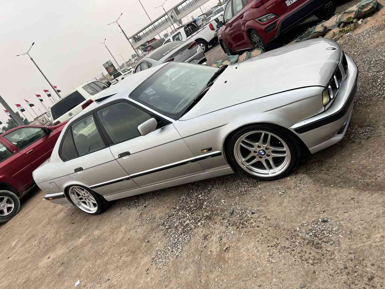 سلام عليكم من رخصة الادمن B.M.W للبيع :                    مكينة 528 صقر كير عادي مكفولة من ظربه ، تكمه و قماره بدون معجون حتى باقي بدي سيارة بدون معجون بس رش جمالي ما عدا مكان شخط او خسفه نسبه كللش قليلة ، تايرات جدد ويل ام 18 تو سايز  فتحه بجم و بنيد عريض سيارة كامل كت M ، منظومة زنون كامل ، عليها ادامه كامله و سنوية جديدة لل 2029 و تحويل او وكالة بوقت الي يناسبك ، سعر ٨٣ ورقة و بيها مجال عنوان بصره القبلة رقم تلفون ***********
