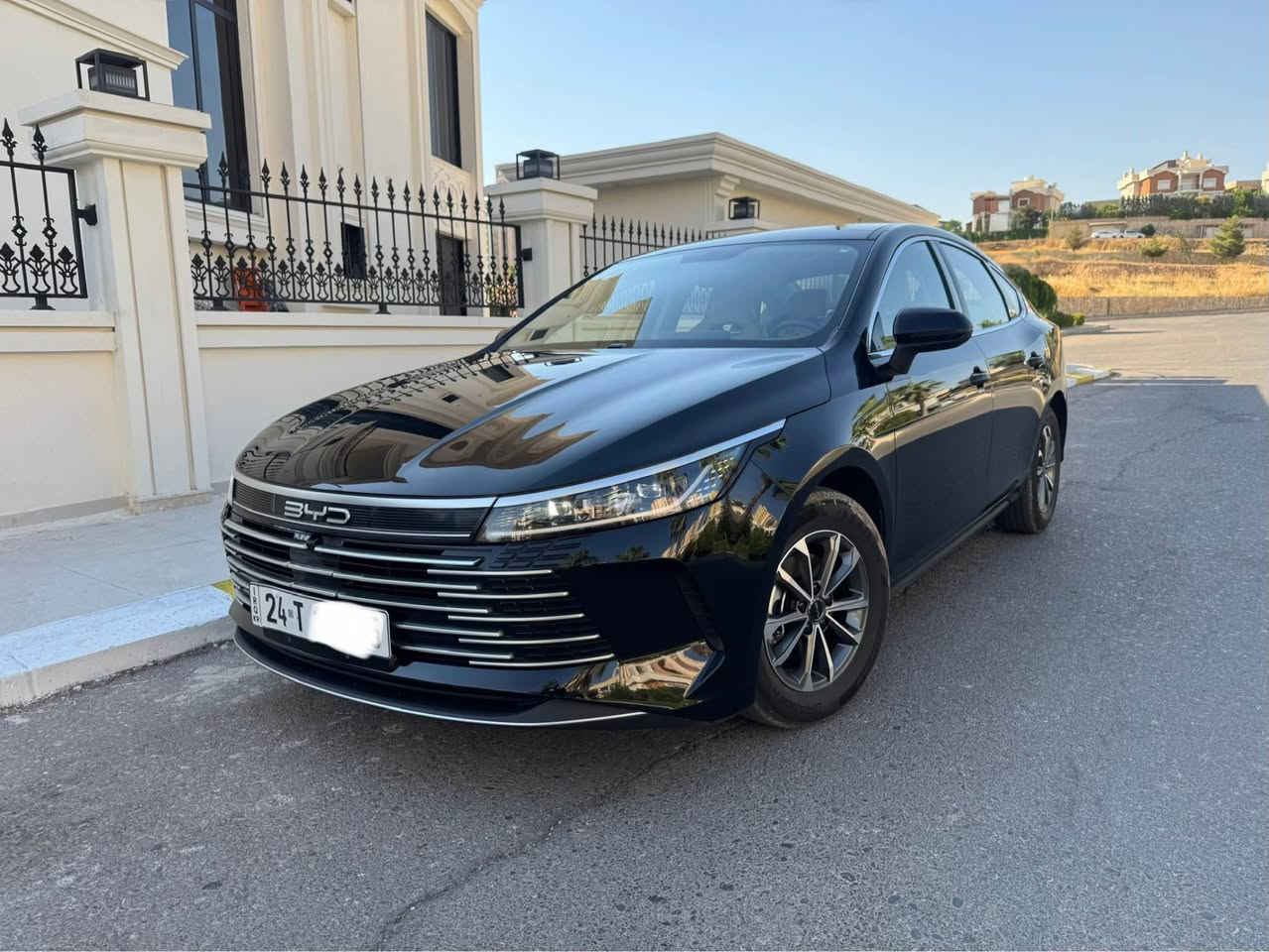 ***********
BYD ديستروي 2025 
‎المواصفات 
‎شاشة متحركة
 حساسات 
كاميرا خلفية
 مثبت سرعة 
كشنات جلد رياضي 
كير ماوس 
اوتو هولد 
لد امامي خلفي 
لايتات زنون  
انظمة قيادة
 وباقي المواصفات 
‎مكان السياره دهوك 
‎السعر 135 ورقه بي مجال دهوك, العراق
