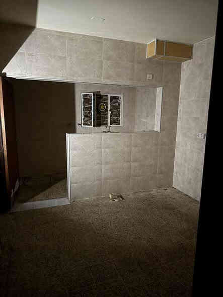 شقة طابق ارضي بالشقق البيض ب ٨٥٠ ألف شهريا للإيجار مطلوب عائله مرتبه  تلاثه نوم وصاله ومطبخ وخدمات وكراج وحديقة تقع على الشارع مال شقق ونظيف جداً ومصبوغه 
***********  مكتب جوهرة السيديه مجاور مدخل الخيزران
