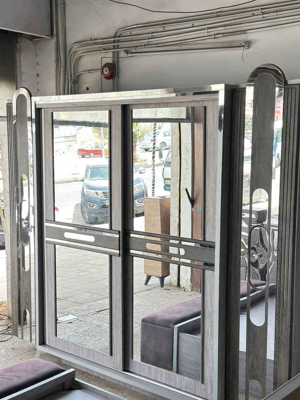 ♛غرفة نوم ملكيه بتصميم ملكي ♛
غرفة نوم ماستر فخمه جدا مستعملة بحالة الجديد 

 مفصلة تفصيل من أجود أنواع الخشب، خشب #لامينيت 

مكونة من :

✅ تخت مع ضفة تخزين أمام التخت

✅ خزانة بتصميم مميز.. بابين سحاب بالوسط وضرف على الجوانب💝 

✅ كومدينة عدد 2مع التخت واجهه كامله🥰

✅ تسريحة راقــية مع مرآة 💥

✅ ملحق أضافي 👌

متوفر خدمه توصيل تركيب لجميع المحافظات

الغرفة ما شاء الله بحالة لجديد

.. الله يبارك لصاحب النصيب 🤎💙.@ فضلا وليس امرا متابعه الصفحه ليصلكم كل ما هو جديد


**إذا كنت صاحب هذا الإعلان وتريد حذفه لأي سبب، رجاءا أرسل رسالة إلى الدعم الفني**