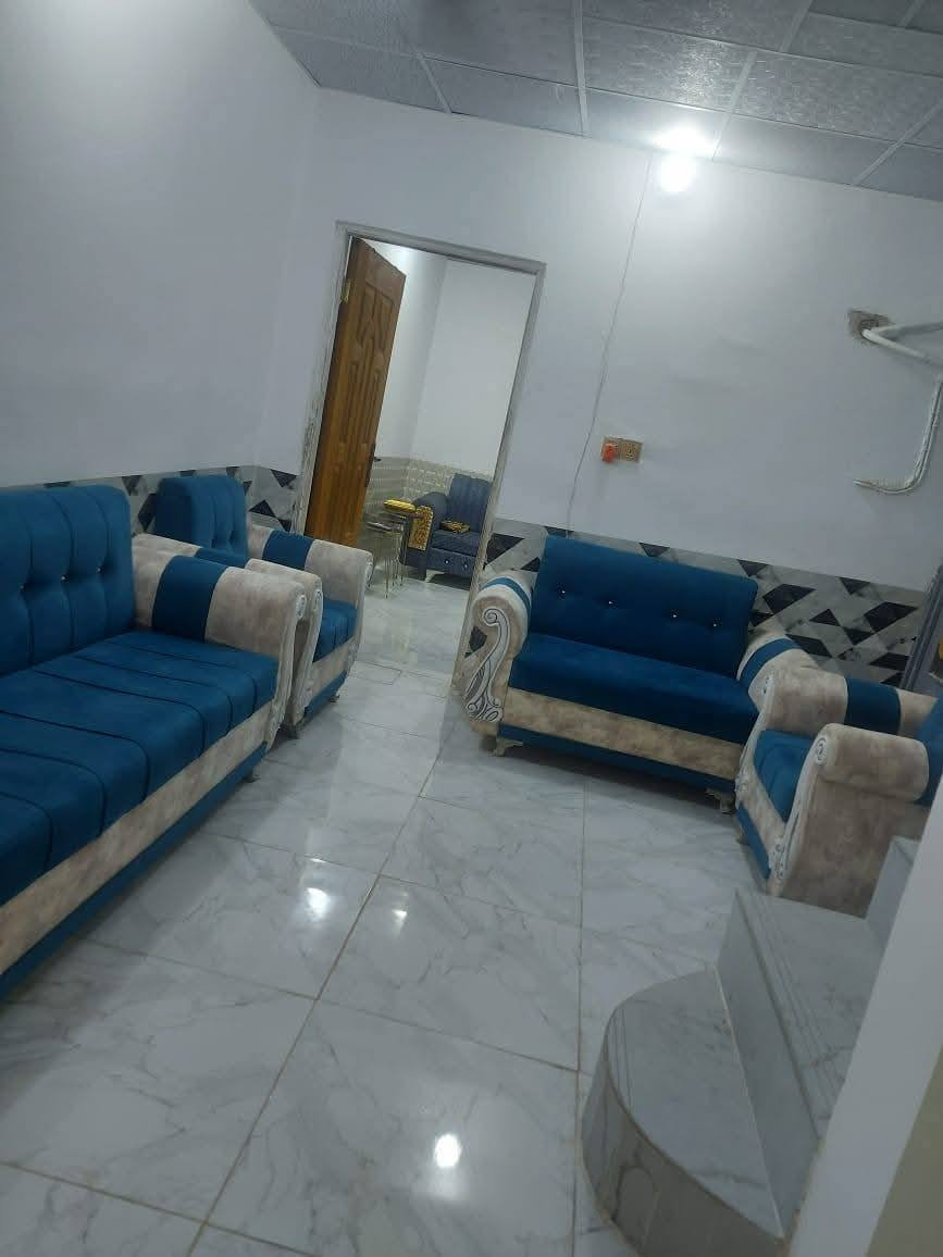 دار للبيع المساحه 50متر طابقين
ثلاث غرف نوم وصحيات
صاله كبيره ومطبخ المكان حولي ابو مهدي المهندس البيت وجهه عله الشارع عرض الشارع 20متر ماء وكهرباء باب البيت السعر 35  ***********
