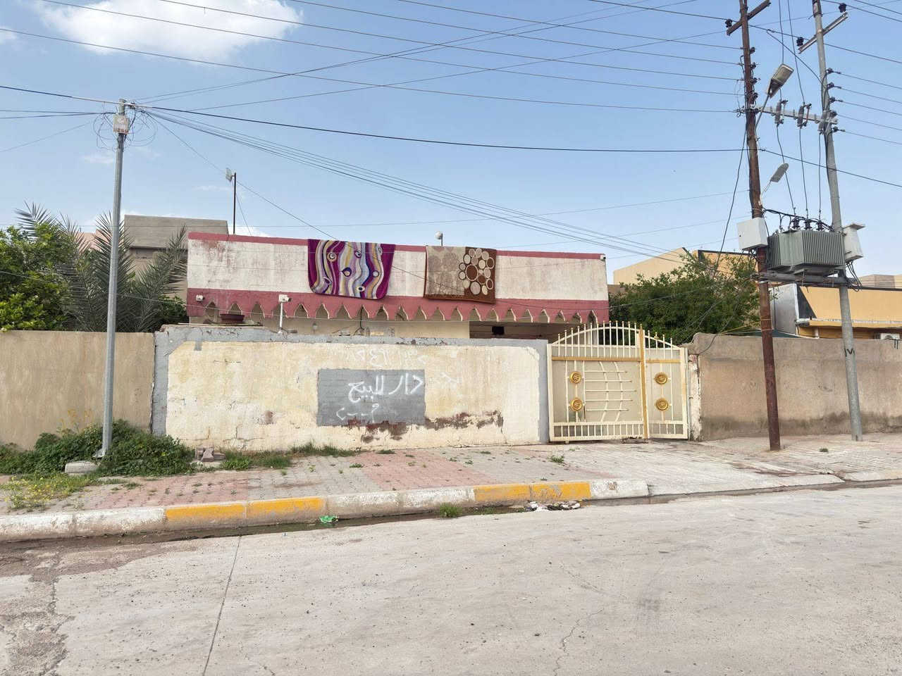 بيت للبيع تفليش حي جامعه شارع عريض طابو٢٠٠م ***********اتصال قرب جامع اسماعيل الوياني قرب للكليات شارع عبدالرحمن
