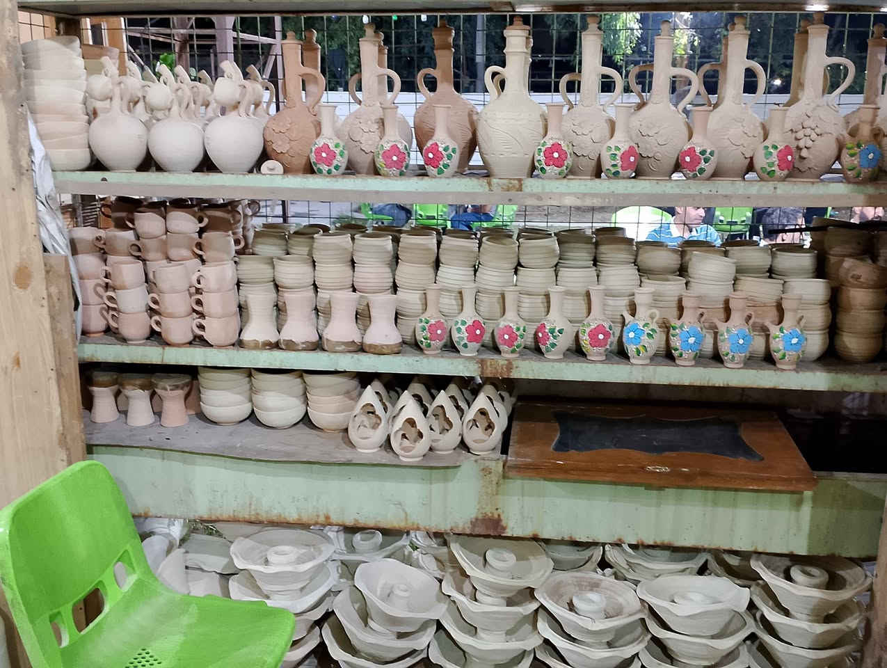 متوفر جميع أنواع الفخار عراقي مستورد العنوان نهايه شارع بغداد قرب مروان الطيار رقم الهاتف *********** عمارة, ميسان
