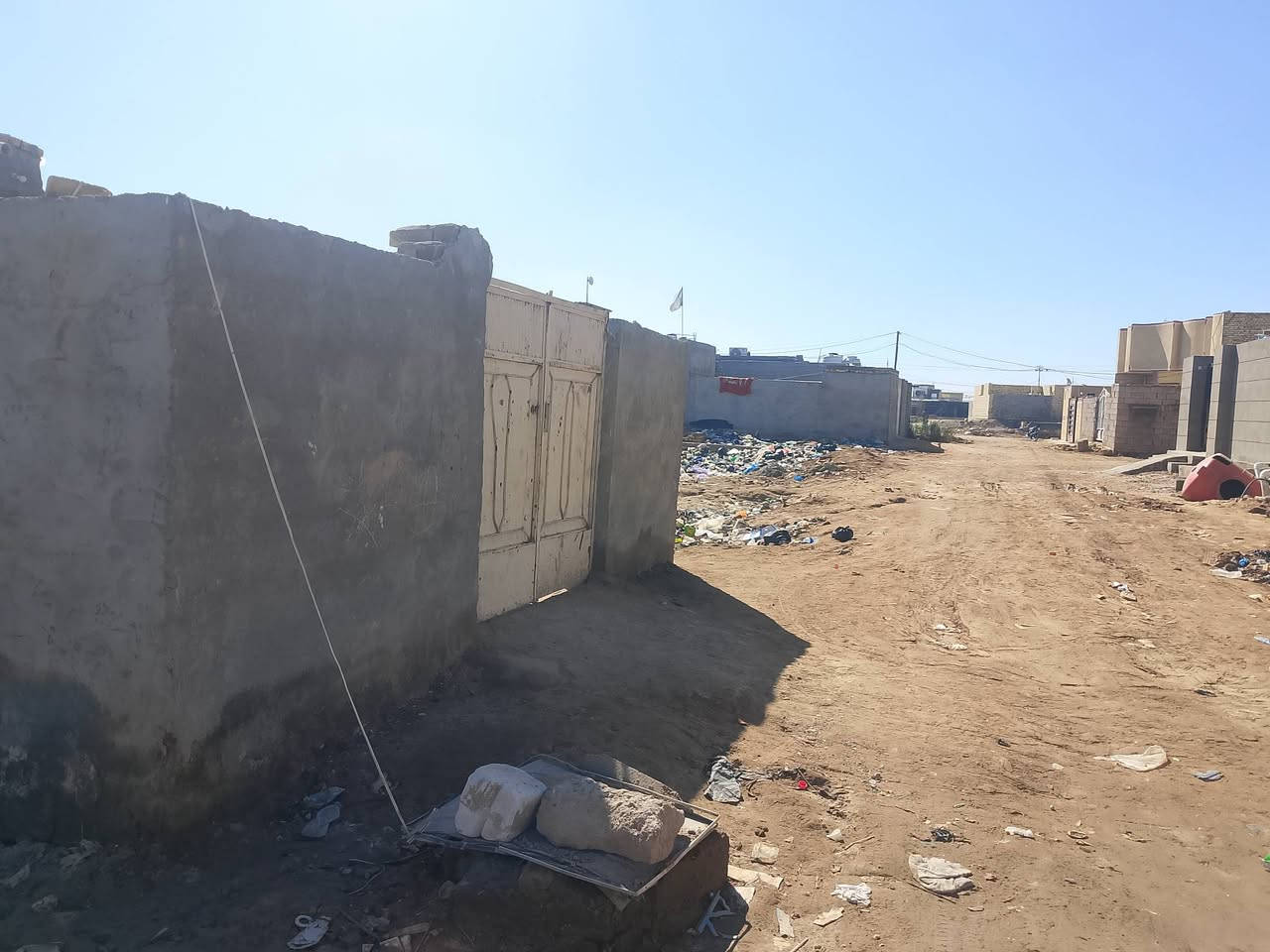 سلام عليكم بيت البيع مساحه 100متر طريق ابو الماش حي العدل  عكاده بلوك يحتوي  غرفه 5في4 ومطبخ 5في ٣وستقبال 5في 4ومنور  وحوش 5في ٦  وعرض الشارع ٨متر عرض ويبعد عن الشارع الرئيسي 100متر  الى أستفسار  اتصال على رقم التالي *********** ***********
