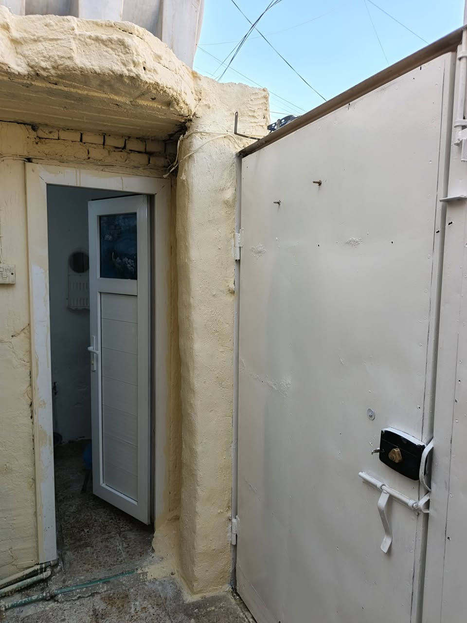 بسم الله الرحمن الرحيم  دار للبيع مساحه ١٠٠م حولي خلف مول نصر الله رقم العقار ٧٠٠١٣ خدمات كامله  العقار بأسمي تواصل خاص أو تليفون ***********
