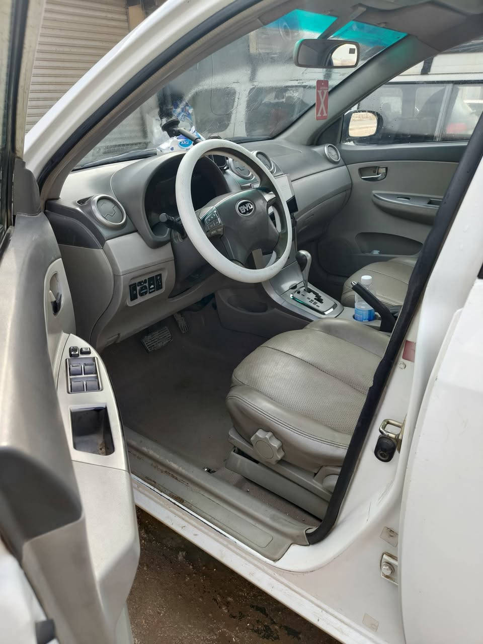 بي واي دي G3  موديل 2013 اوتماتيك رقم بغداد انگليزي بأسمي سنويه لل 2030 كهربائياتهة ولا گلوب نقص تبريد فتحه كهربائيه بصمه تحكم عن بعد مازدات بلاجكتورات جدد داخلهة جديد على وضع الشركه مكينه گير حداديه جديده يخبلن بيهة بابين عكس السايق مضروبات ومعدلات ومصبوغات والجاملغ الخلفي فقط مرشوش بدون معجون وتصليح وباب السايق مصبوغ مكاني بغداد تقاطع النهروان رقمي *********** بي واتس اب سعرهة ٤٥ قفل
