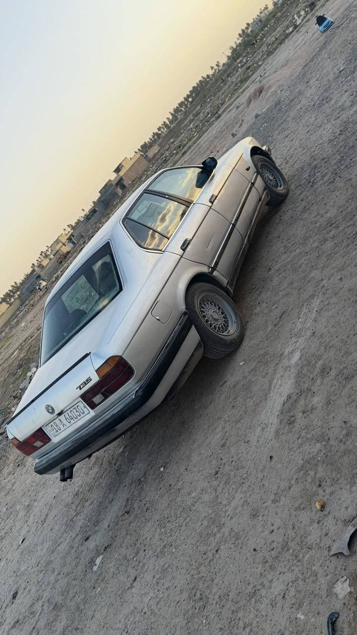 سلام عليكم بيم موديل واحد و ٩٠ السياره حلوه وناعمه رقم بابل نكليزي السنويه ال ٣٠ رايده ب ٣٧ وبه مجال الف دينار ماء تصرف عليه مكاني بغداد الدوره ابو دشير ***********
