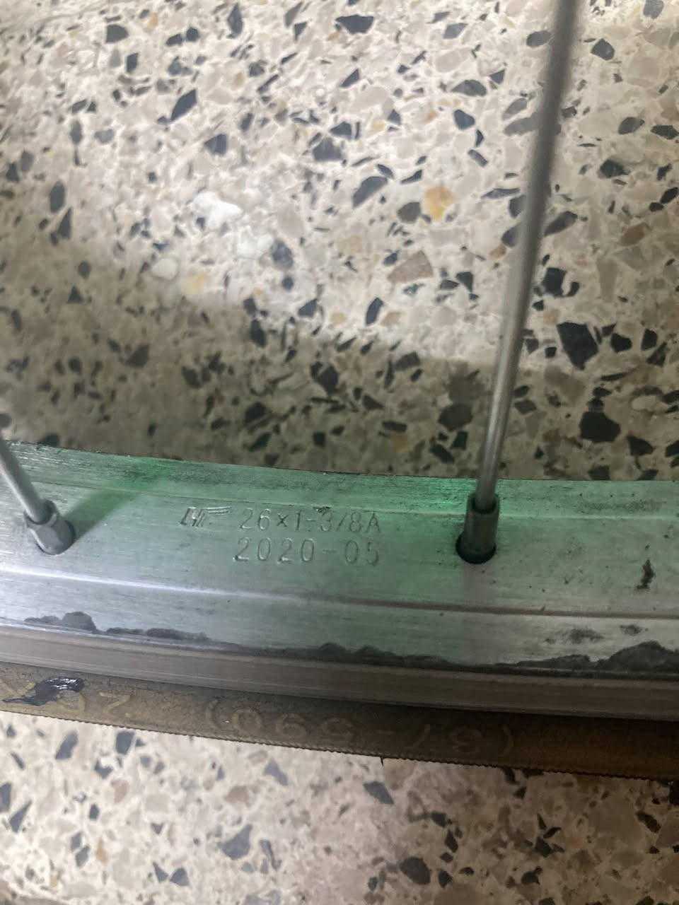 السلام عليكم للبيع او مراوس مع عبد الحليم بشرط يكون كير ونضيف )بايسكل مال باله اصلي من شركه شامون كلو شغال كير وبريكات كلو شغال وشركه السعر 90 وبي مجال مكاني موصل الجديده رقمي ***********وبيه وتساب هم
