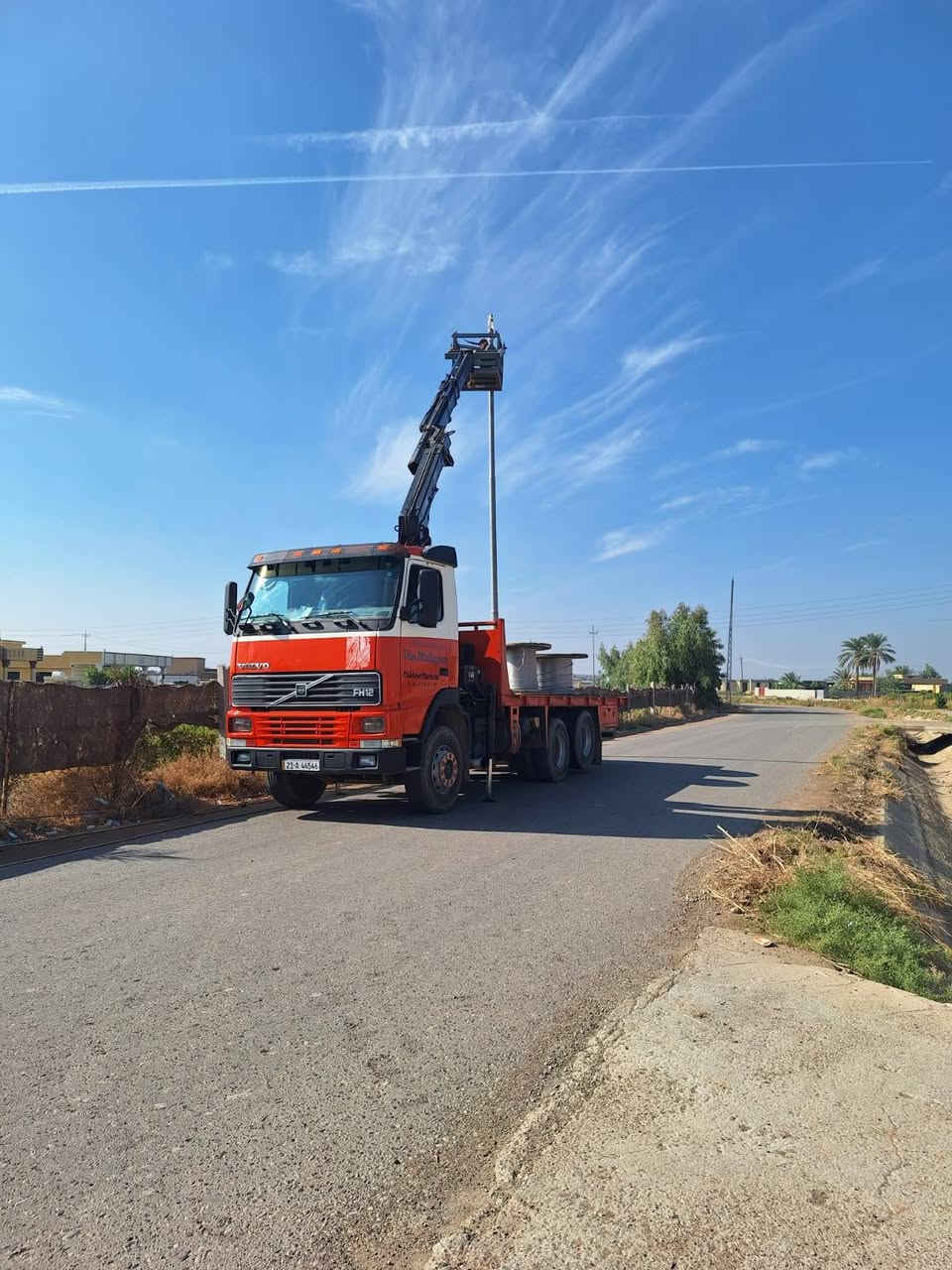 سلام عليكم من رخصت صاحب الكروب للبيع كرين فالفو موديل ٢٠٠٠ الجهاز ٦ طن  جديد اوربي#٣سلايتات سنويه جديده هزه رقم الهاتف ***********
