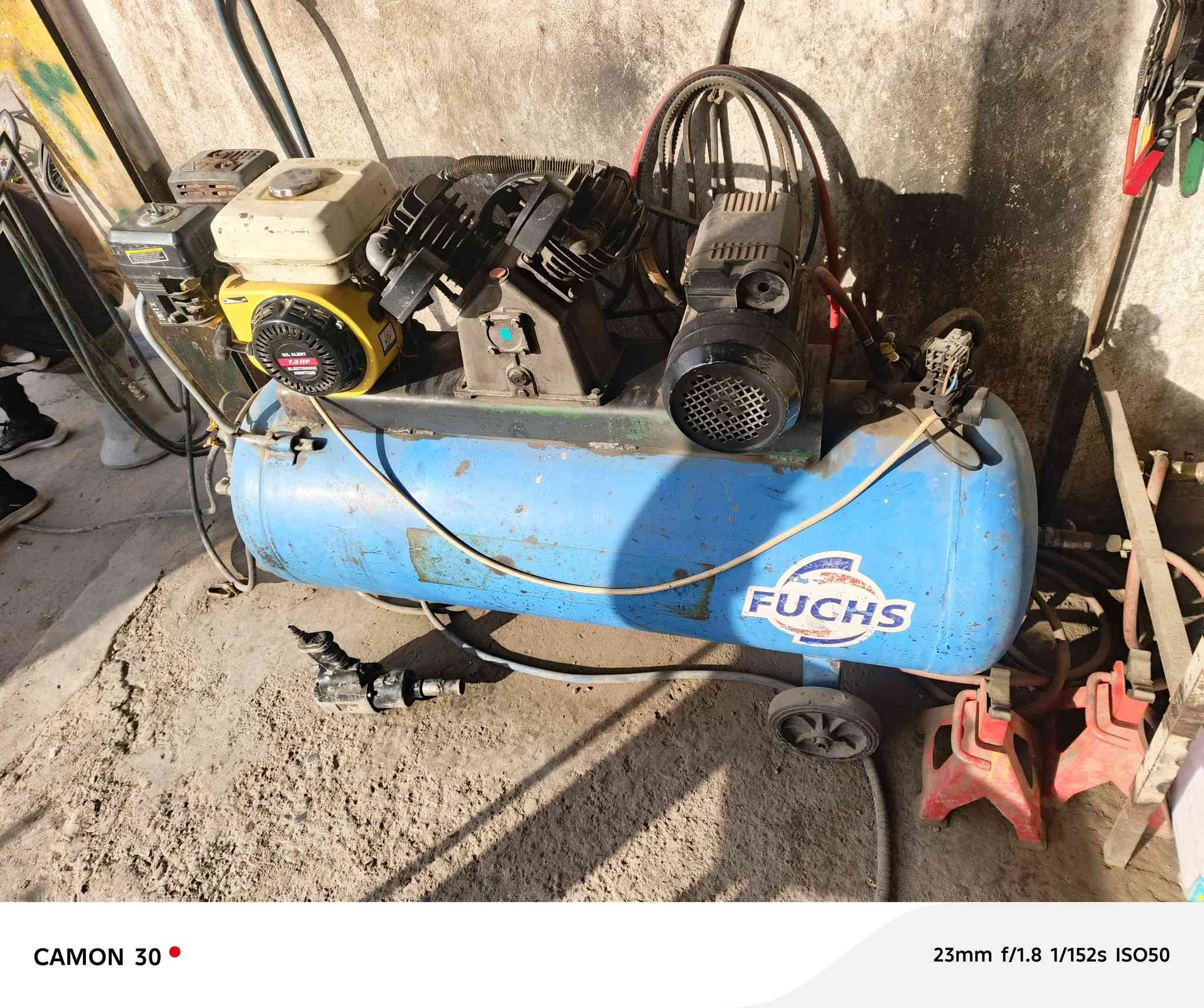 كبريرسر مال هواء شغل شرط  كهرباء وبانزين عنوان حي نتصار شارع 60رقم الهاتف *********** السعر 400وبي مجال
