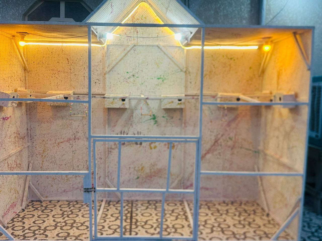 سلام عليكم قفص للبيع يرهم بلابل حب او غندور او كوكتيل جديد ممستعمل طول 3م  عرض 125سم وارتفاع 2م كامل سعره 350 بي مجال ***********
