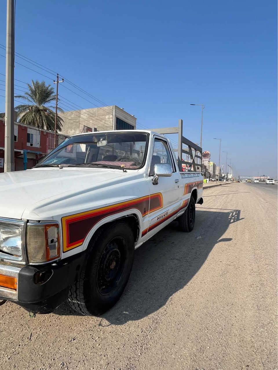 السلام عليكم تيوتا هايلوكس موديل 1985 سياره معمره جديد كير مكينه جديد  صدر جديد تخم تاير جديد جامه جديده. دوشمه داخل جديد رقم سنويه جديد 2030 ورقم إنكليزي بغداد. عنوان ديالى بعقوبه  /*********** المقدادية, ديالى
