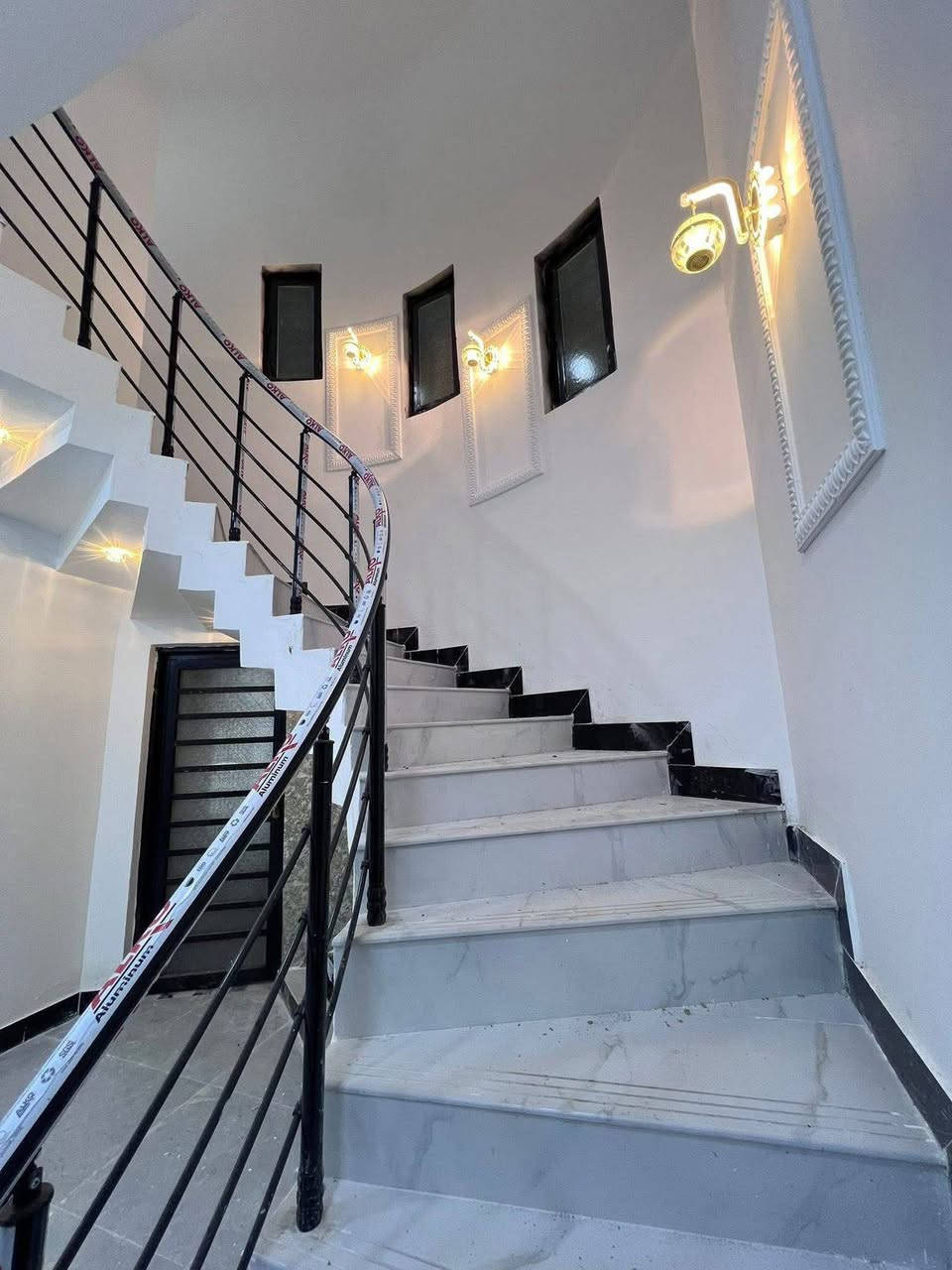 #اسعد_الله_اوقاتكم_بكل_خير 
الجودة التي تستحقها، بالضمان الذي تطمئن له!

مستمرون بالعروض التسويقيه العقارية .
#يتوفر دار سكن 🏠 بتميز يختلف عن غيره .
يمتاز بمساحة 225م /🔐 #تستلم دارك عند المكاتبة
ملك صرف زراعي عراقي نموذج 25
وكالة . مكاتبة . نسخة من الطابو . تقابل المالك الأرض .
📍 إبي الخصيب - كوت ثويني - قرب الصيدلية .
الدار جاهز للمشتري ان شاء الله ✨
البائع يتعهد بكافة الضمانات والرسميات .
#يحتوي :: كراج واسع . مجمع صحيات خارجي .حديقة
( مدخل كلدور . مدخل أستقبال . مدخل مطبخ )
أستقبال . كلدور . مطبخ واسع . صالة نساء خاصة .
موزع غرف منام . مناور عدد 2 . غرفتين منام . درج .
غرفتين منام قياس كل غرفة ( 5 * 4 ) .
البيبان أخشاب #تفصال بيبان الحديد #تفصال .
#الدار قرب مركز مدينة البصرة .
ويقرب من سايدين الخارج طريق ( إبي الخصيب - فاو )
#السعر_المطلوب :: 130 مليون قابل للتفاوض.
#للأستفسار الاتصال على الهاتف 📞📳
📳((*********** ابو الخصيب, البصرة
