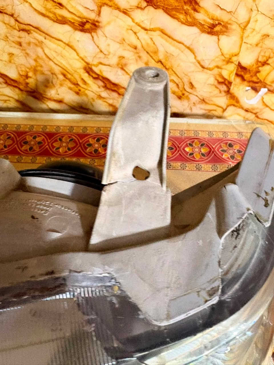 لايتات ملكه كرستال ابو ولد واحد مكسور بي ثنين ليط وثاني ليط كامله واحد يحتاج تبديل جامه سعرهن خاص او تتصل على رقم ***********
