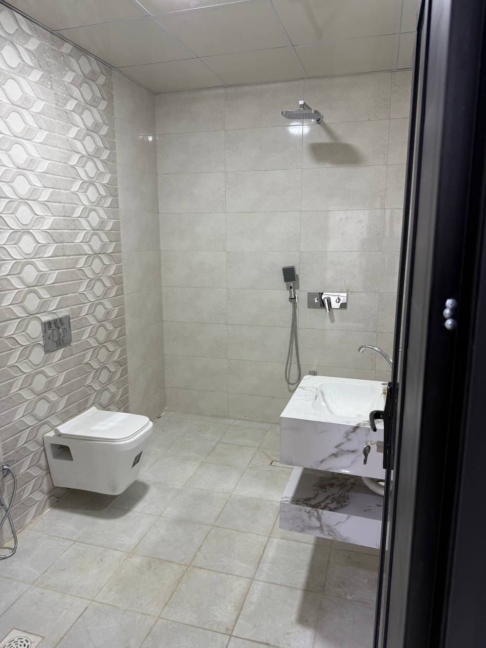 شقة للايجار مساحه ١٤٠متر مربع تحتوي غرفتين نوم واحد ماستر ومطبخ كبير واستقبال ضيوف ورسبشن في منطقة الحارثية محلة ٢١٣ شقة طابق اول زيرو غير مسكونه سابقاً البناية تحتوي مصعد وكهرباء خصخصة . 
***********
