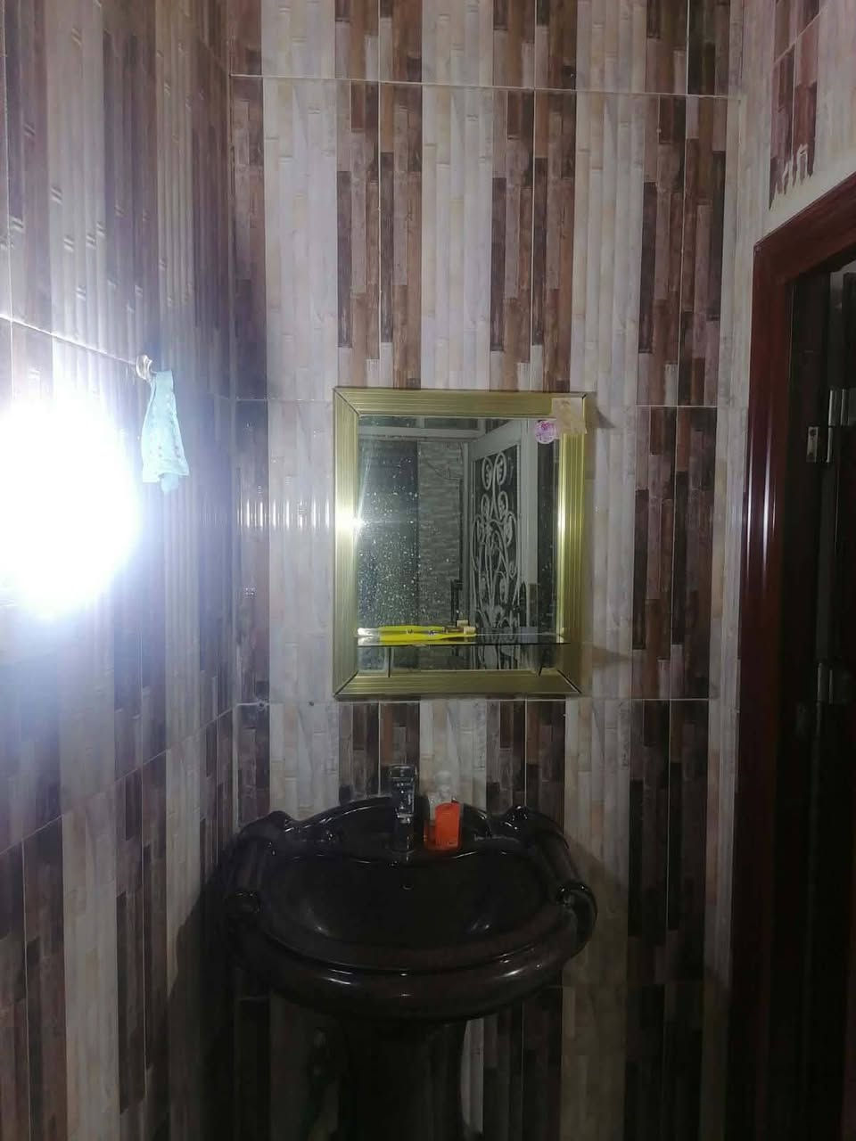 بيت للبيع طابو زراعي مساحة 145 متر 
طابقين الطابق الاول (صاله+ استقبال+2 غرف نوم + مطبخ+ مناور 2+ صحيات 
الطابق الثاني
(2 غرف نوم + صحيات) 
الأساس والسقف صب كونكريت 
البناء طابوق 
الموقع مجمع سادة الحبوبي شارع المطار القديم فرع صيدلية الالفه 
السعر 70 وبي مجال 
للأستفسار *********** النجف, العراق
