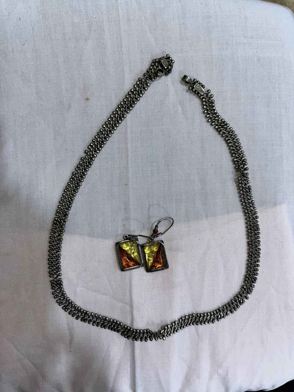 للبيع 
سيت فضة 
تراجي 
كلازة 
سوار 
قديمات مطعمة بكهرب


**إذا كنت صاحب هذا الإعلان وتريد حذفه لأي سبب، رجاءا أرسل رسالة إلى الدعم الفني**