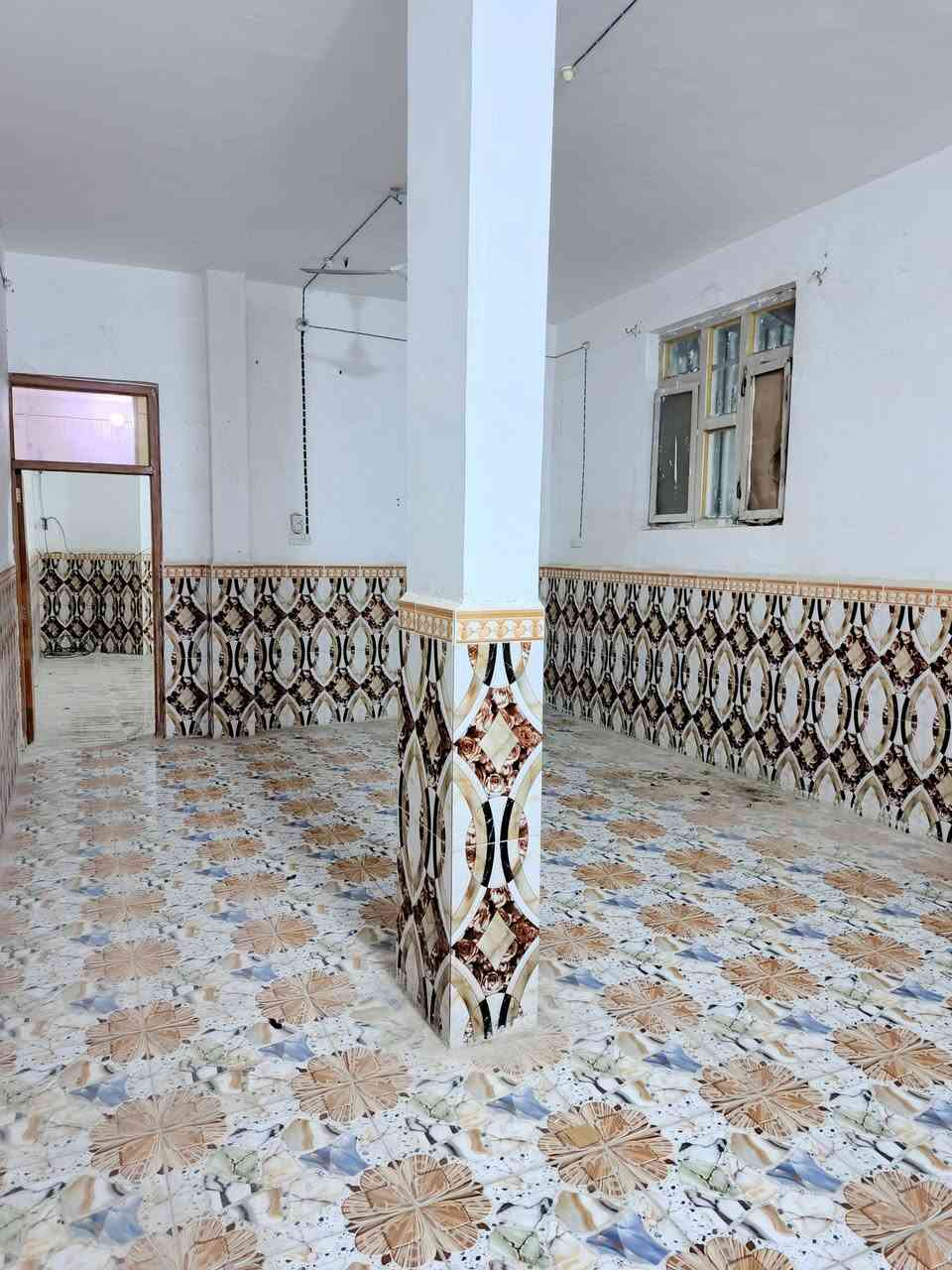 شقه للايجار
قرب الفلكه شارع بني زيد جاهزه و نضيفه
حاليا فارغه جيب غراض وسكن
للاستفسار ***********
