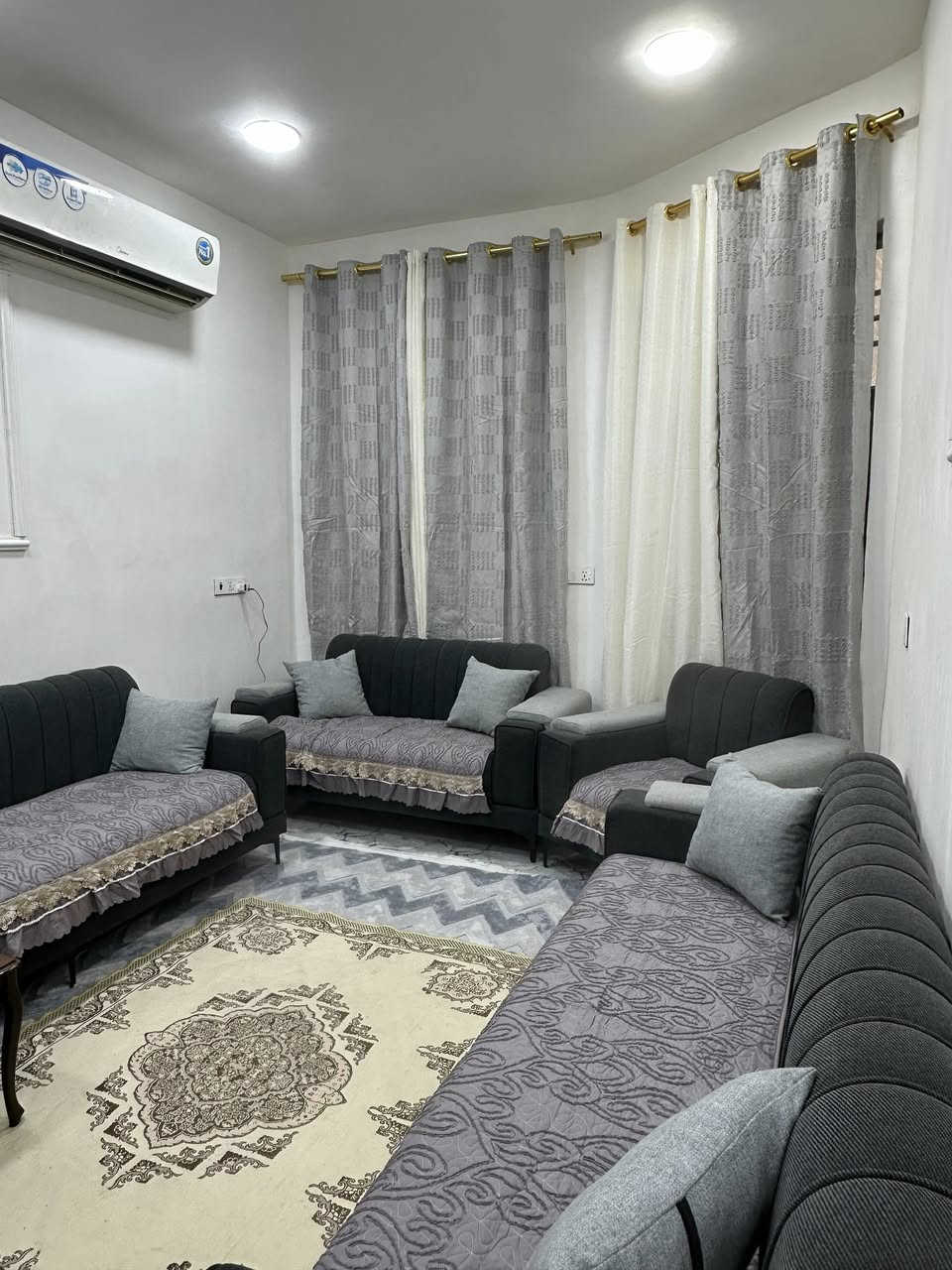 بيت للبيع ١٠٠ م الزعفرانية زراعي بيت بنية سند ٢٥ بناء حديث فرع ٣٢ يمينا تنازل شركة طابق واحد يحتوي على طرمة كبيرة ومدخلين وصالة وغرفة نوم واحدة  و مطبخ ومنور مثل ما مبين بالصور ( السعر ٨٥ ) مليون المراجعة في نفس البيت للاتصال *********** ابو احمد ( واتساب )
