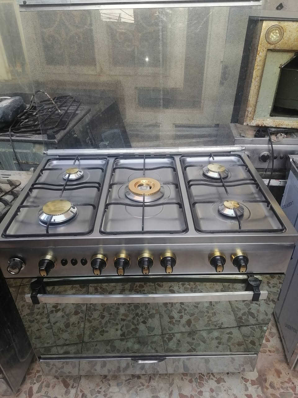 طباخ نوعيته فريش مصري ٥ مشاعل فرن دكمتين باب اول استيل اصلي ثقيل شبيه جديد شرط أو شغال على فحص للبيع ***********
