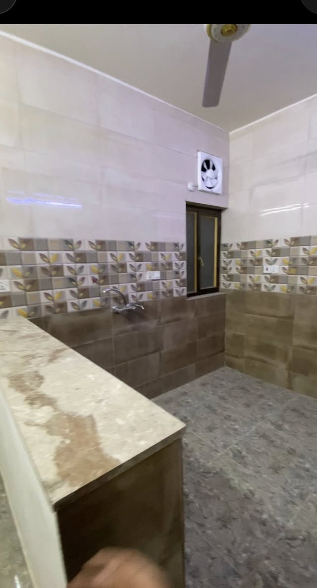 شقة جديده للإيجار (٤٢٥ الف) فقط
🛑للعوائل فقط 🛑
الشقة ط١ نظام مشتمل يعني (وحدك ب طابق) وعندك طرمة
التفاصيل :
غرفة نوم كبيره 
مطبخ مفصول 
خدمات 
صاله 
الموقع:الاعظمية-راس الحواش-قرب المحكمة
للفديو وتفاصيل اكثر 
📞***********📞
