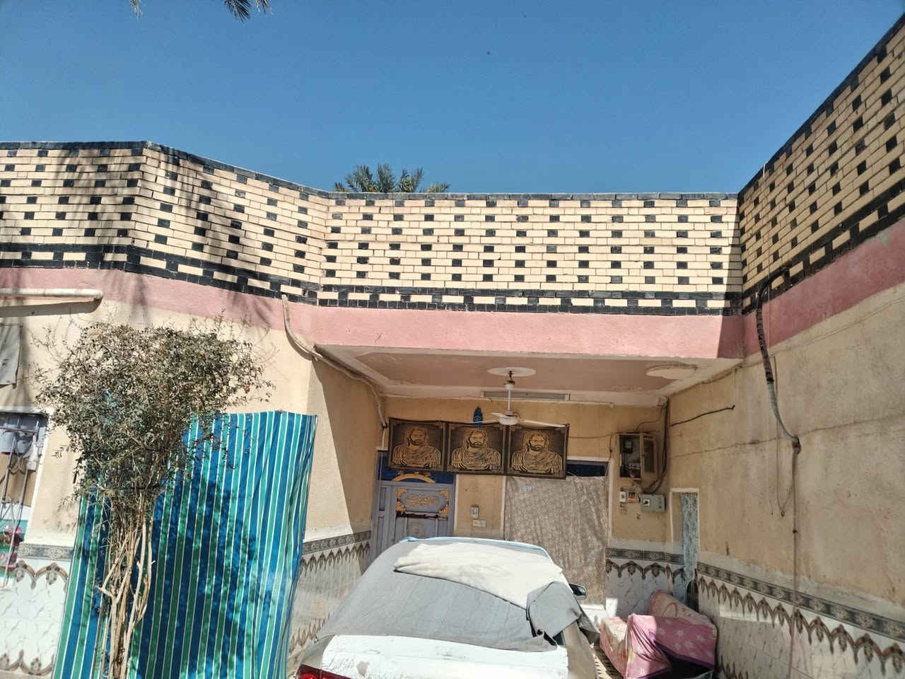 سلام عليكم ابيت طابو 200متر 3 غراف ومطبخ و صاله و ديوانيه وطارمه كبيره ومطبخ خارجي السعر 80 مكانه قراب دائره الكهرباء جديده وره الحسينيه مال ابو فاضل العباس. هذه راقمي ***********
