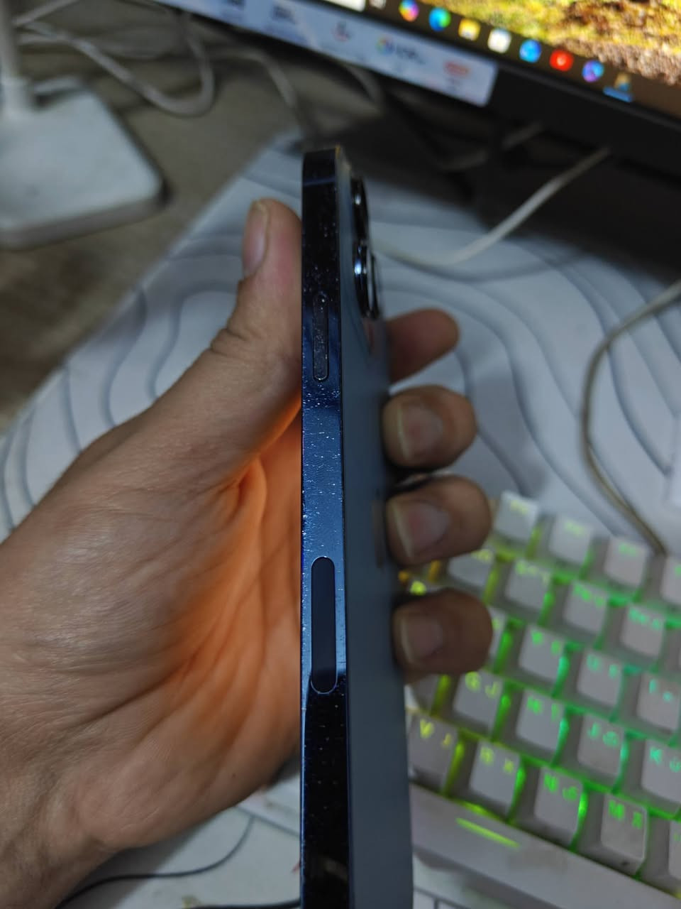 سلام عليكم ايفون 13 برو ماكس امريكي مستخدم التلفون وكع  وبدلت بيه
مبدل شاشه اصلي 
مبدل بطاريه اصلي 
ومن وكع الكامره الواسعه واكفه فقط 
غير شي كله شغال وشحنه فول وتلفون مكفول من غير شي 
سعر 430الف وبيه مجال مكاني كراده 
*********** 
واذا معجبك السعر أنشألله تلكه الافضل
