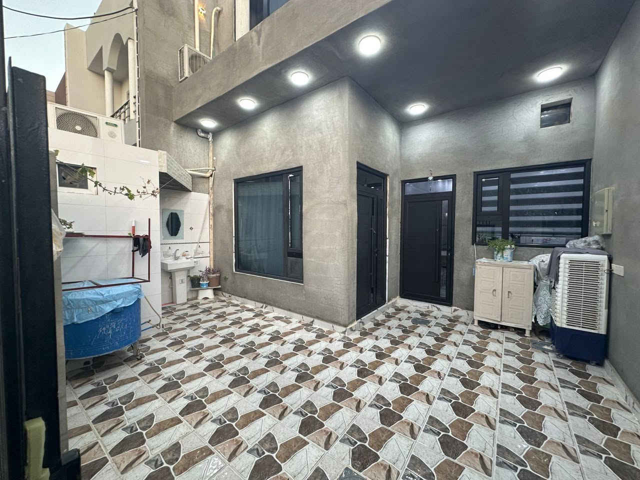 بيت للبيع في داره كوناره مساحه 150متر الدار زراعي طابقين طابق الأول مطبخ هول داخلي استقبال غرفه نوم صحيات طابق الثاني غرفتين نوم و صحيات وصاله كبيره للاستفسار الاتصال على الرقم ***********.
