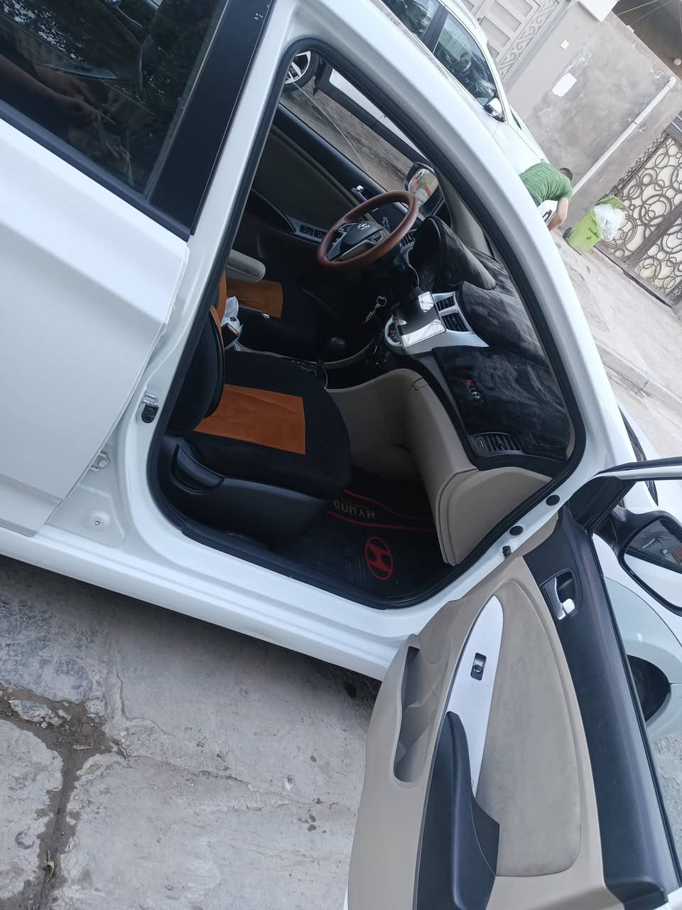 سلام عليكم سيارة اكسنت خليجي موديل 2016 مكينه كير كهرباياته صدر امامي خلفي  خير من الله عل بلاد ماشيه    106السعر 112المكان بغداد حيءور الرقم ***********
