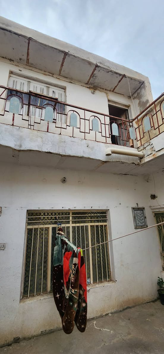 السلام عليكم...
بيت للبيع بعد تقاطع الملعب خلف بيت ابو رتاج الفرع الثاني  المساحة ١٠٨ متر واجهة ٨.٥ امتار بيت بناء قديم لكن نظيف ....
مستعجل على البيع ...السعر ٨٥ مليون وبيه مجال..
***********
