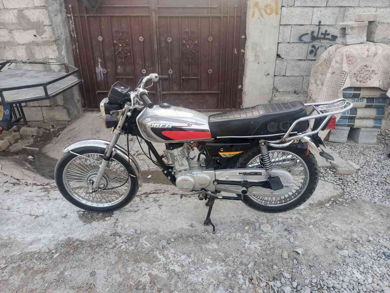 دراجه للبيع موديل 21 محرك كبس السعر 450 المو شراي لا يخابر ***********
