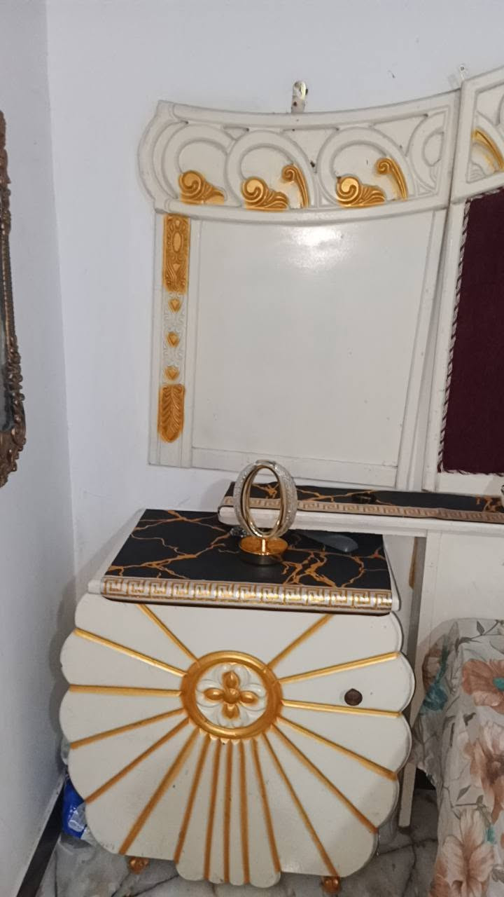 غرفة جديدة استخدام سنه خشبها قوي تزگام نجاره عراقيه نظيفه سعرها 950 وبيها مجال مستعجلين عليها 

.راسلوني واتساب ***********
