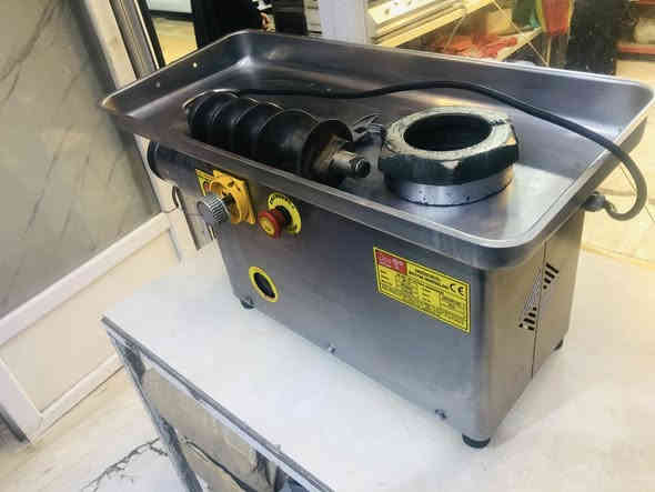 سلام عليكم مكينه ثرم الحم حجم 32 البيع سعر 600وبيه مجال عنوان بصره قبله ***********وتساب فقط
