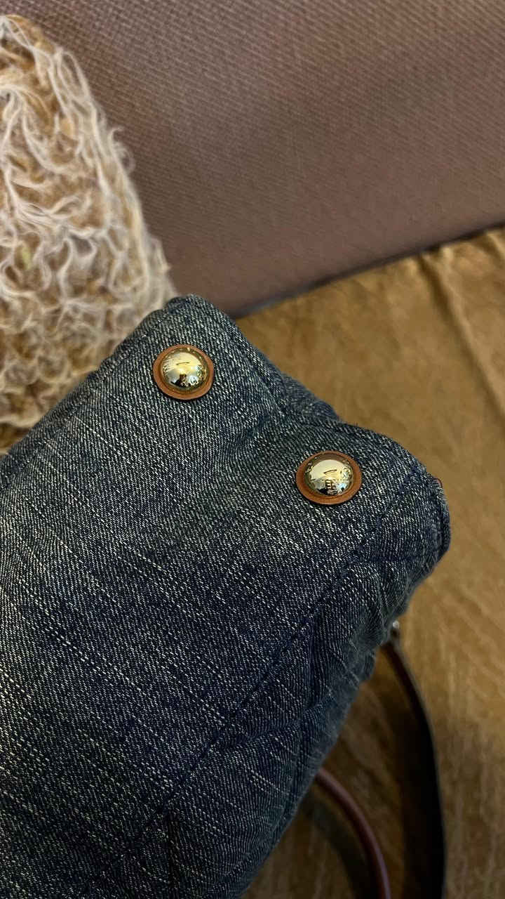 حقيبة مايكل كورس هاملتون هي حقيبة يد ساتشل/توت (Satchel/Tote) من تصميم العلامة التجارية Michael Kors. تتميز هذه النسخة بتصميمها المصنوع من قماش الجينز المبطن (Quilted Denim) باللون الأزرق مع مقابض وحواف من الجلد باللون البني

الميزات: تتميز الحقيبة بقفل معدني كلاسيكي يحمل شعار الماركة على الجهة الأمامية، وحمالات يد علوية، بالإضافة إلى حزام كتف قابل للتعديل والفصل مصنوع جزئيًا من سلسلة معدنية ذهبية اللون.

الحقيبة عملية ومرتبة، تسع الأغراض الأساسية اليومية بكل أناقة.
قطعة نادرة وغير متوفرة بكثرة، تناسب محبات القطع المختلفة والستايل الكلاسيكي العصري.
الحالة: ممتازة ✨
ا
القطعة ختم وكود
للتواصل خاص. :*********** واتساب فقط
