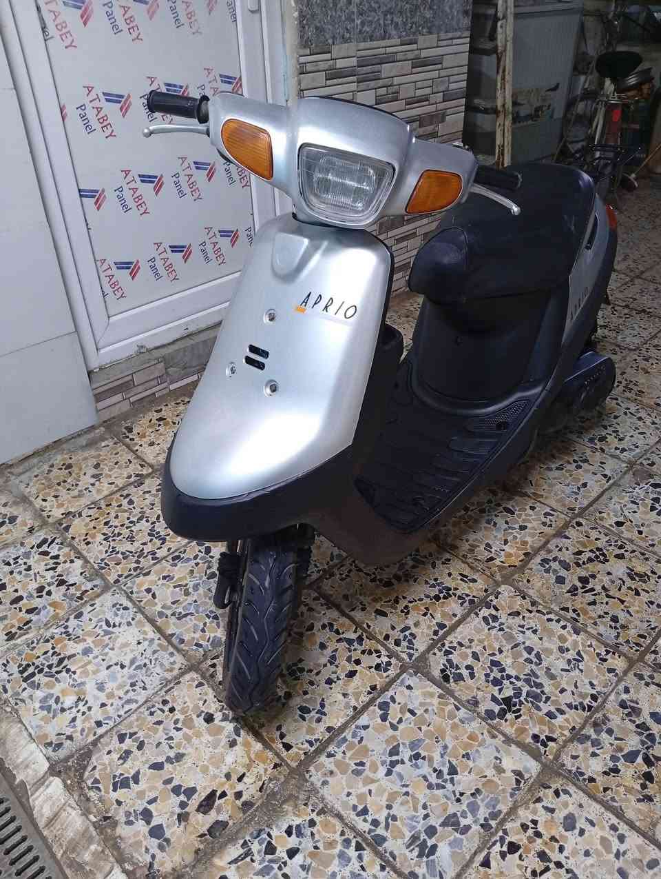 السلام عليكم دراجه بطه للبيع موديل 99 مكينه ناعمه مجفته مره وحده فقط  شلعه ومعدل دك60 كهربائيات شغاله زوج تايرات شاصي مكفول مكاني كربلاء قرب المعارض الجديده السعر 300 وبيها مجال للشراي الاتصال على الرقم ***********
