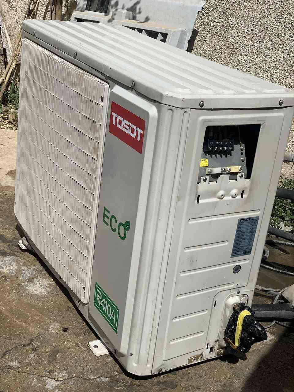 ---

للبيع سبلت توسوت 2 طن انفيرتر ECO اصلي ❄️

المواصفات من الليبل:
الماركة: TOSOT توسوت اصلي
الموديل: TS-H246OZM3 - انتاج 2020/11
النوع: 2 طن انفيرتر حار بارد - 24566 BTU
النظام: ECO انفيرتر موفر للكهرباء 40%
الغاز: R410A 
المناخ: T3 يتحمل حر العراق لحد 55 درجة
الوزن: 55 كيلو قطعة خارجية ثگيلة

الحالة:
✅ الكمبريسر وكالة مامفتوح ولا مصلح نهائياً 
✅ تبريده ثلج يجمّد، دفع الهوا قوي جداً يفيد لصالة جبيرة 6x5 او هول
✅ القطعة الداخلية والخارجية نظيفة، البدي مابي طعجات قوية

⚠️ الملاحظة المهمة:
السبلت كان شغال ويبرد فول، بس اثناء الفتح والنقل نقص الغاز. كان يسحب هوا نظامي قبل لا ينفك. 
يحتاج شحن غاز فقط ويرجع وكالة. مابيه ليك ولا عطل.

السعر: 500,000 دينار عراقي وقابل للتفاوض البسيط للشراي الصادق

مكاني: بغداد
ملاحظة: الفحص قبل الدفع، تكدر تجيب فني وياك. البيع بدون تركيب  بواري مالاته موجودات


**إذا كنت صاحب هذا الإعلان وتريد حذفه لأي سبب، رجاءا أرسل رسالة إلى الدعم الفني**