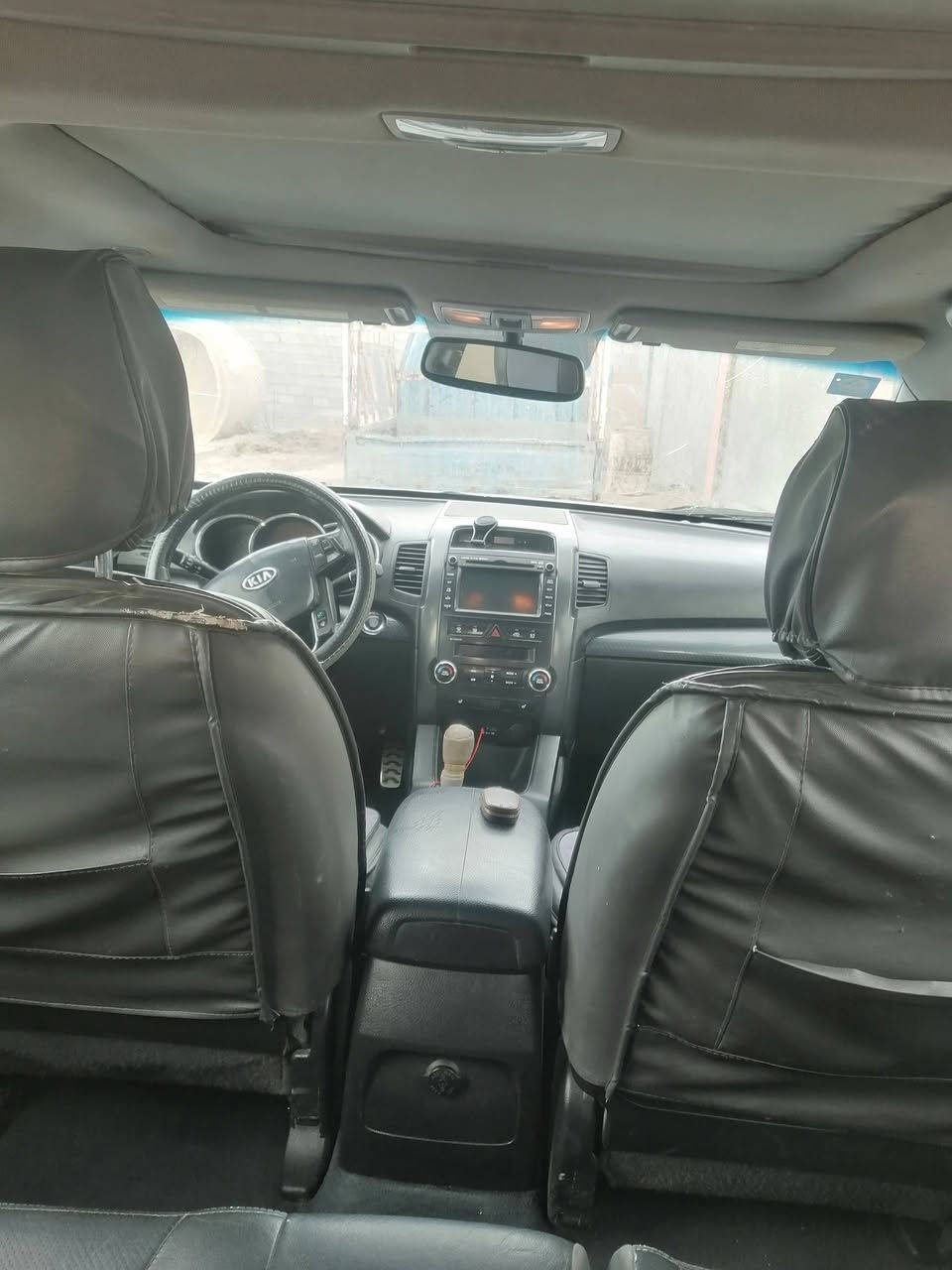 كيا سورنتو موديل 2011 محدث 2014 فول مواصفات
7 راكب 
محرك 6 V
وارد امريكي
بيها باب عكس السايق وجاملغات الامام ثنين

***********
