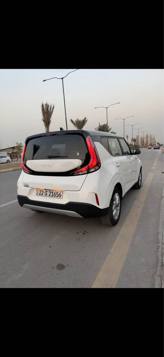 � للبيع – Kia Soul 2023

🔹 الموديل: 2023
🔹 اللون: أبيض مع سقف أسود (Two Tone)
🔹 المحرك: 2.0 لتر – 4 سلندر
🔹 ناقل الحركة: أوتوماتيك (CVT)
🔹 العداد: ____ كم
🔹 الحالة: ممتازة – صبغ بنيد وجاملغ فقط – شاصي سليم

المواصفات الداخلية:

 • شاشة معلومات وترفيه 10.25 إنش
 • دعم Apple CarPlay & Android Auto
 • شحن لاسلكي للهواتف
 • مقاعد كهربائية
 • تشغيل عن بُعد (Remote Start)
 • تشغيل ذكي زر تشغيل + Smart Key
 • تحكم كامل من المقود
 • بلوتوث + USB
 • تكييف أوتوماتيك
 • شاشة عدادات واضحة
 • خامات داخلية نظيفة ومريحة

أنظمة السلامة والمساعدة:

 • رادارات أمامية
 • نظام النقطة العمياء (Blind Spot Monitoring)
 • تنبيه حركة المرور الخلفية
 • كاميرا خلفية
 • نظام الثبات والتحكم بالانزلاق

مميزات إضافية:

 • اقتصادية في الوقود
 •
 • السيارة نظيفة وجاهزة للاستخدام

📍 الموقع: بغداد – حي الحسين
💰 السعر: 147قفل قفل تم تنزيل السعر 

📞 للتواصل: *********** – بغداد, العراق
