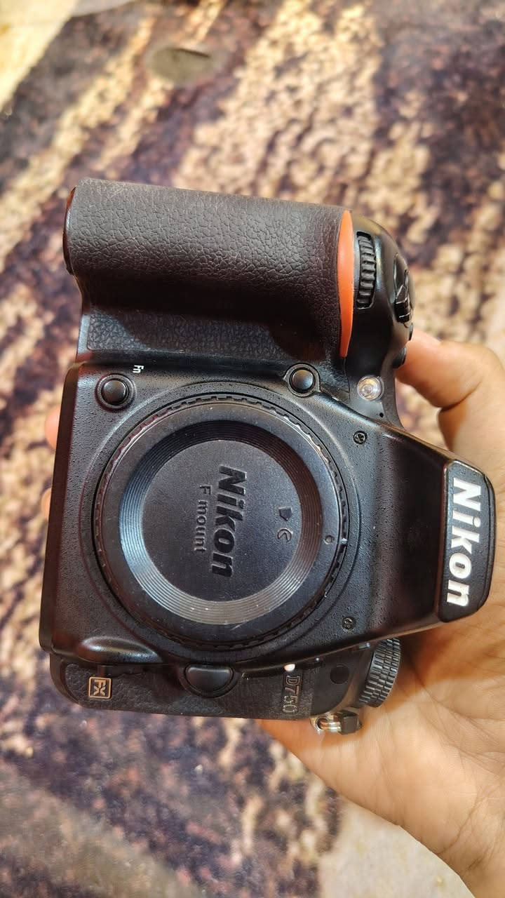 نيكون 750 فول فريم للبيع نظيفه كلش شخط ما بيهه

***********
