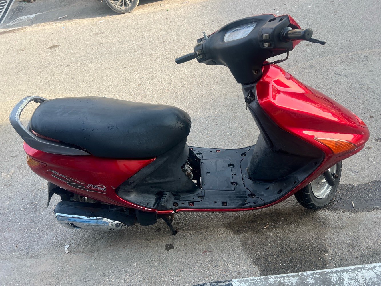 فراشة نثية الدراجة كاملة اي نقص مابيها مكينتها بلادية ما مفتوحة كهربائيات كلها شغالة من الطول للطول مكينتها خرسة معدل حلو كاملة من كلشي سعرها 450  مكاني بــ دور الشرطة ***********