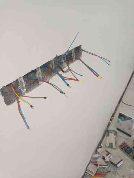 تشطيب كهرباء سيمنز سيڤال التركي داخل اليوانية مع بوتلس وشناطات شغل درجة اولى مع ضمان العمل والتقفيل سعر النقطة 4 للاستفساريرجى مراسلة الصفحة او الاتصال ع*********** ابو غيث
