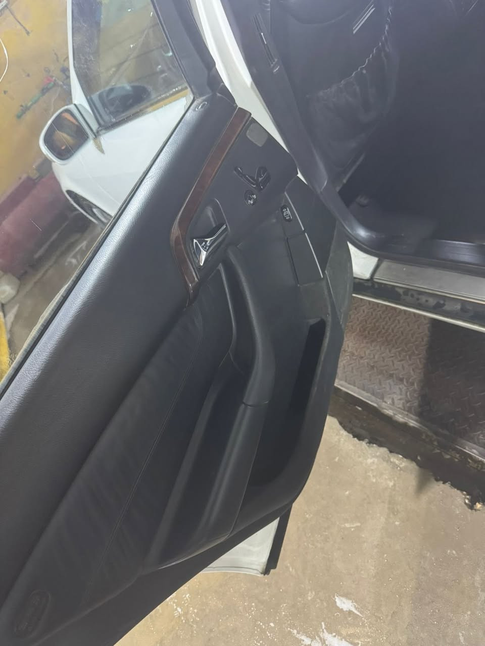 السلام عليكم مرسيدس غواص وارد يابان موديل 2002 
اس 500 8سلندر 
 لارج اعلى مواصفات فول للاخير ما حاجه نسولف مواصفاتها السياره اصوليه ضباره ورقم وسنوية صادره من المرور 
حاليا فقط وكاله باسم المشتري لان باقي دفع كمرك فقط وتتحول باسمك(مفتوح الكمرك )  
السياره جاهزه من الاصوليات مكفولة  كفاله عامه السياره بلا صبغ بلا ضربه 
ملغي الجوبلس حاليا دبلات عمليه جدا
منضومة 2005 سيدي جنجر وامبيفابر وصوت يخبل 
بيها ملاحضات 
للبيع والمراوس حسب القناعة 
سعر جدا مناسب 65
بغداد الشعب


**إذا كنت صاحب هذا الإعلان وتريد حذفه لأي سبب، رجاءا أرسل رسالة إلى الدعم الفني**