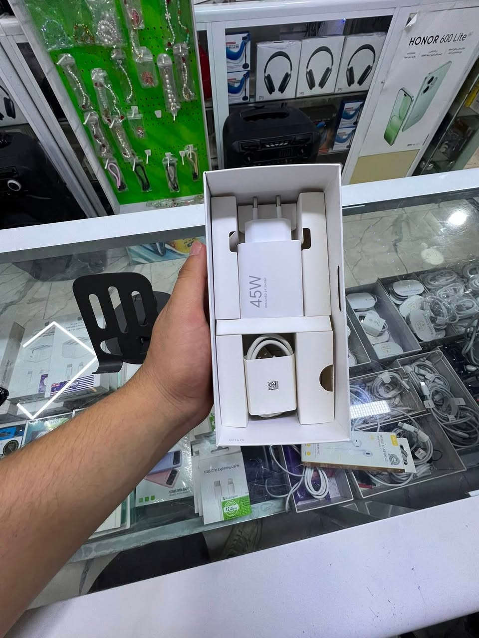 السلام عليكم للبيع جهاز هنر اكس9بي. ذاكره256رام 12جهاز نضيف غراضو كامله كارتون كيبل اصلي راسيه اصليه بس مال غير جهاز السعر265الف وبي مجال حك جيتك العنوان موصل 17تموز***********
