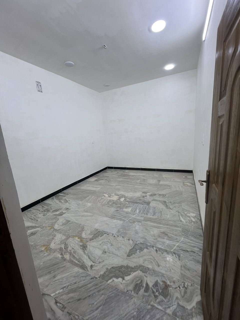 ٧٥ متر للبيع 
وجه ٣.٧٥ ونزال ٢٠ 
بناء ٢٠٢٦
طابقين استقبال ومطبخ وخدمات وغرفه 
فوك غرفتين وخدمات 
مع بيتونه وسطحين 
السعر ١٨٥ 
الشعب قرب حسينية ام البنين 
للاستفسار ***********
