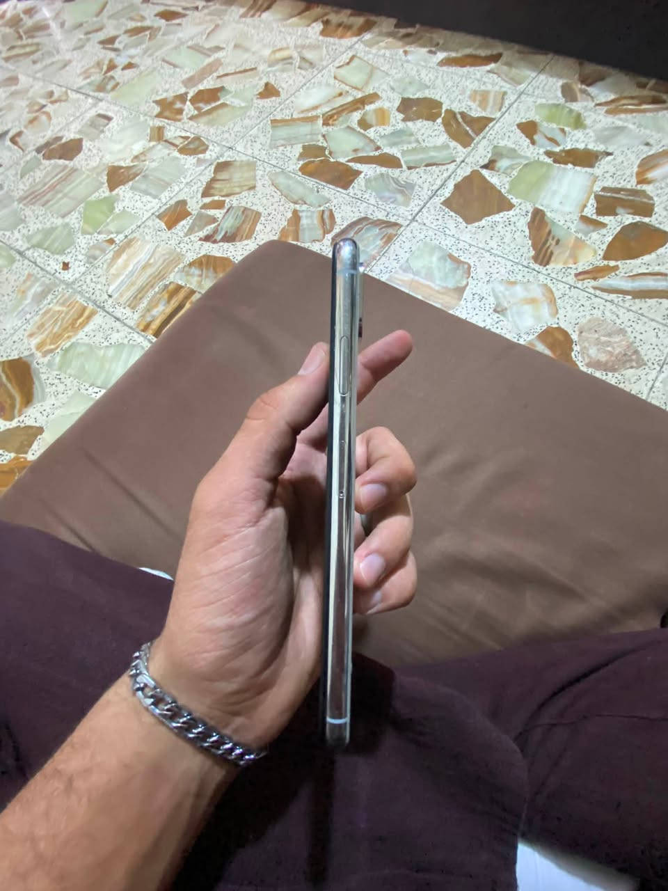 سلام عليكم تلفون ايفون xs ماكس  بطارية ٨٤ مبدل بي شاشة وضهر مكسور وتاج ايدي واكف شاصي نضيف صوت واضح السعر ١٥٠ مستعجل *********** العنوان نجف كوفة
