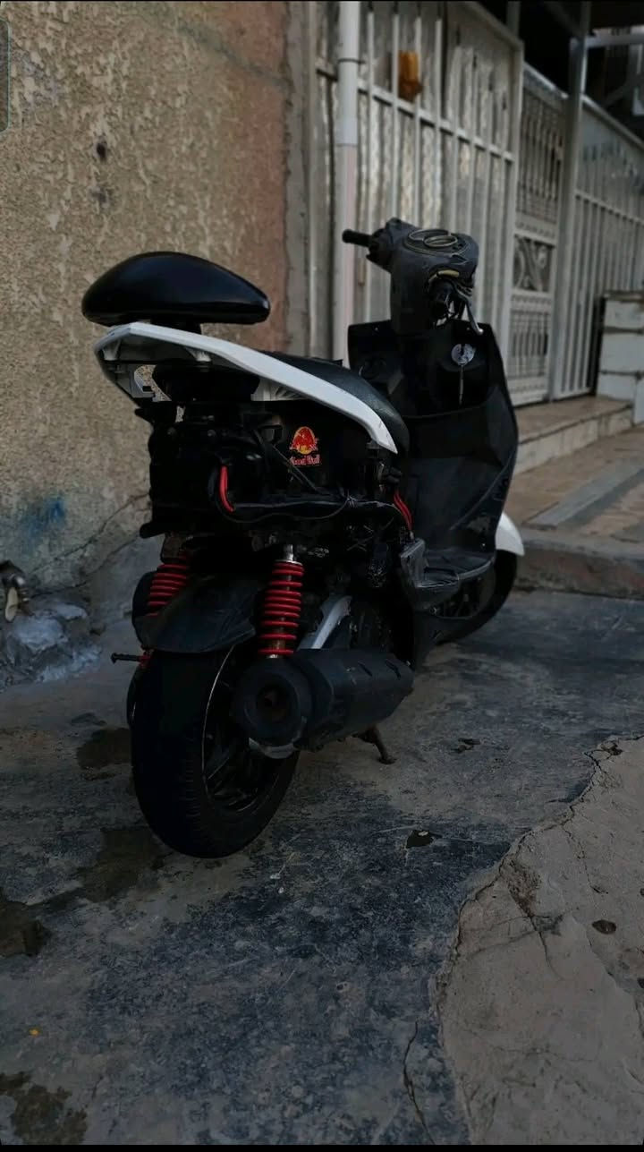 السلام عليكم دراجه للبيع شلعه ومعدل كفرات كامله ترايش موجوده التايرات جدد الدراجه بيها كلجات رياضي رقم ***********
