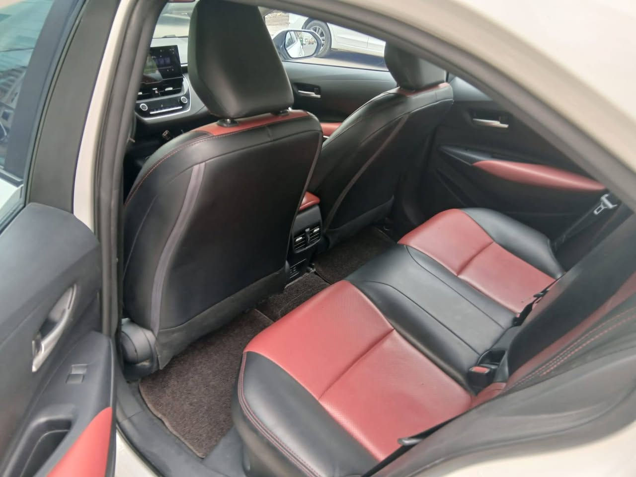 السلام عليكم
كورلا هايبرد شكل الخليجي 2023
سياره مكفوله من صبغ والبارد عدا رصعه صغيره
ماشيه 64
داخل احمر
 الجام والسلايت روف كله مغلف بولورايز اصلي
دهن وفلاتر كلهن مبدلات جدد
مكاني بغداد الصليخ
سعرها 139
***********
