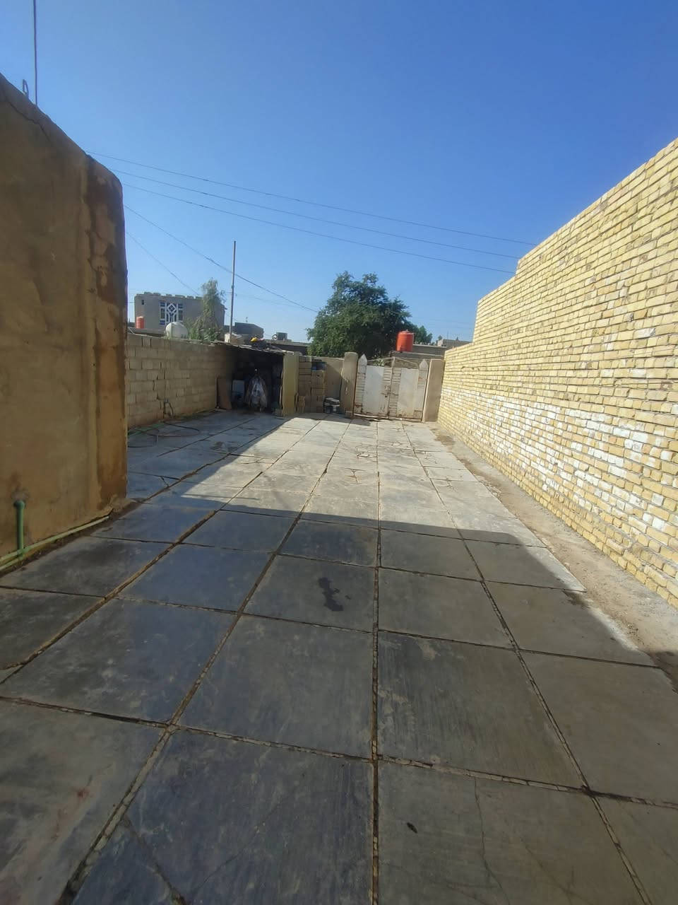 سلام عليكم بيت شارع نفط مراوس وبيع سكف صب يتكون من غرفه وصاله ومطبخ وصحيات حتى لومشتمل راوسه هم شارع نفط اريد والبيت مقابيل شارع  مكتب ابوعلاء المختارستفسار ع رقم ولخاص مفتوح ***********
