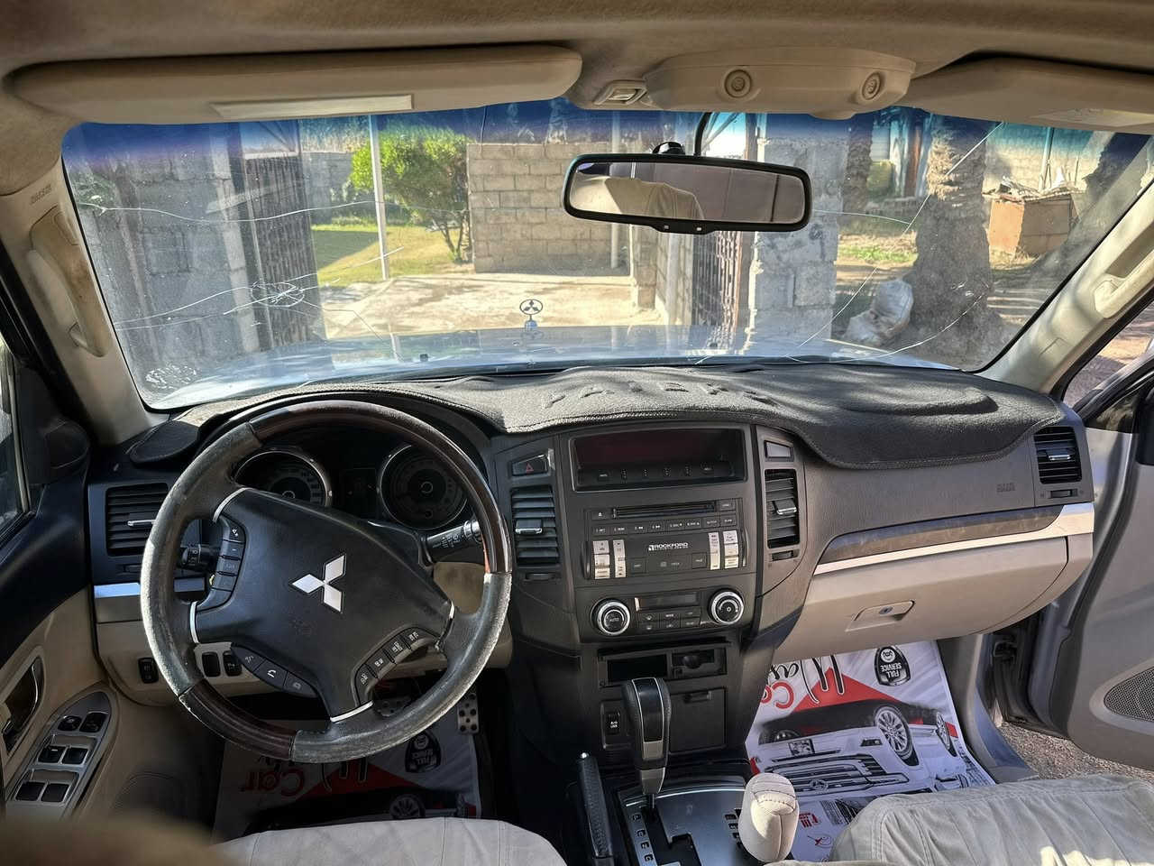 السلام عليكم باجيرو خليجي2011 حبتور  السيارة باسمي رقم بغداد
تحويل ثاني يوم السياره نضيفه مال جناي 
السيارة بيهه قطعتين صبغ بدون دواخل 
المواصفات 
فتحه سقف
كشن كهرباء
حساس خلفي
3قطع تبريد +تدفئه
مري شفط
دمام بلادي
ويل 17 حبتور
كير ومحرك خير من الله
الحداديه 80‎%‎
السعر 137بيهه مجال حك الجيه

مكان السياره بغداد اليوسفيه
هذه رقمي ***********
